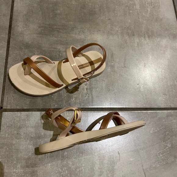 Girls Gold Ipanema Sandal - Picture 2 of 3